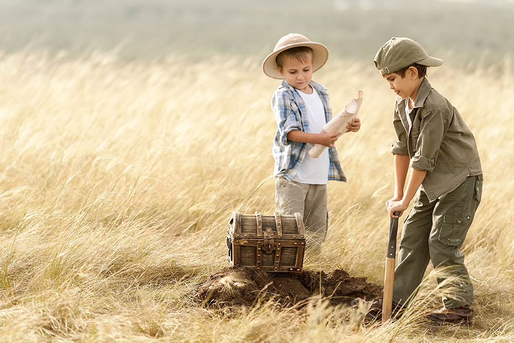 Schatgraven Twee kinderen die graven naar een schat